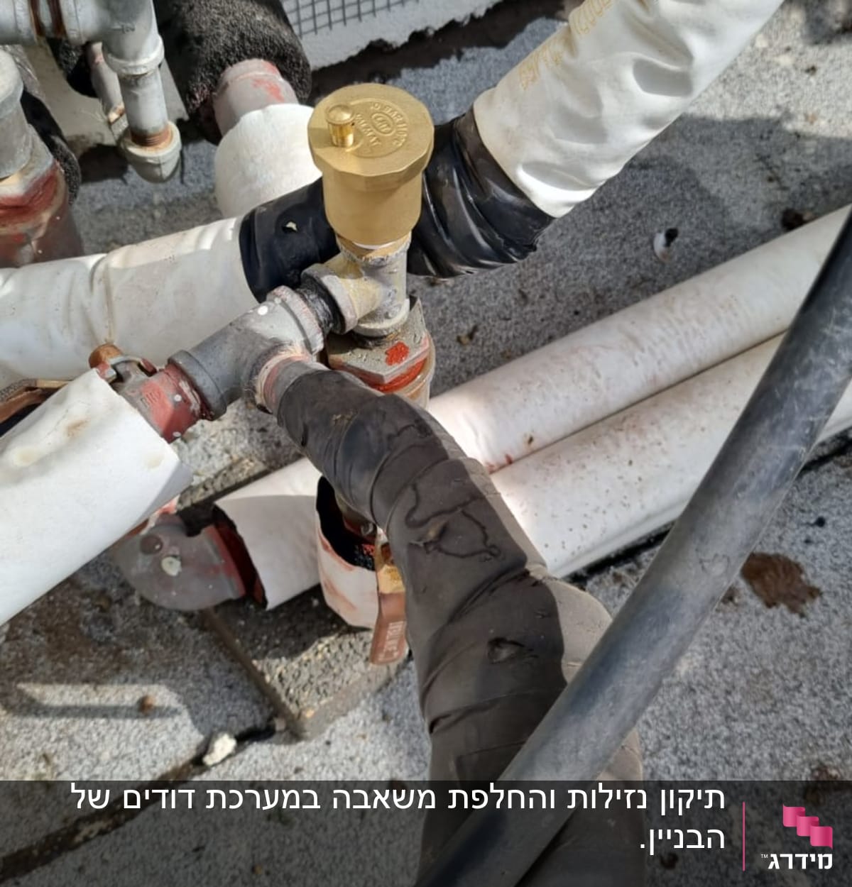 צינורות מבודדים עם שסתום זהב על גג